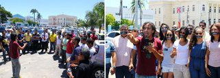 Motoristas que fazem transporte por aplicativos em Maceió fizeram um protesto na manhã desta segunda-feira (26) contra a chamada "Lei do Retrocesso", que inviabiliza os serviços de aplicativos de mobilidade urbana do Brasil; o texto de lei que tramita em Brasília tem severas restrições e visa acabar com o serviço de todos aplicativos; é que os carros só poderão fazer o transporte nos municípios em que o veículo tiver feito o emplacamento