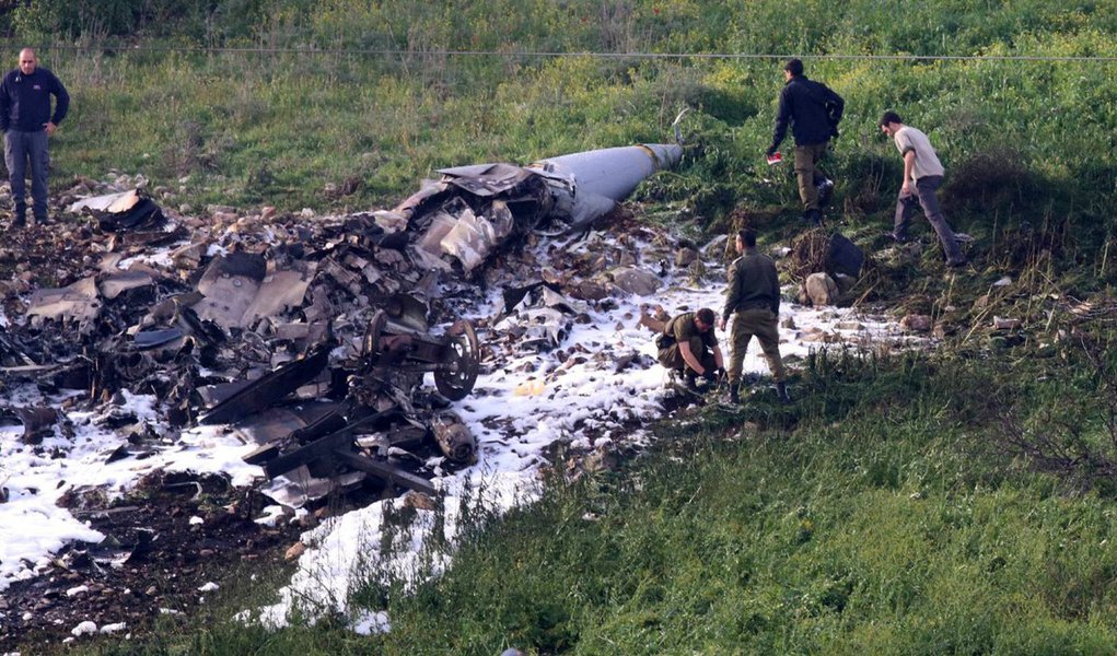 O governo de Israel lançou ataques pesados ​​na Síria neste sábado (10), afirmando que atingiu defesas aéreas e alvos iranianos; já o exército sírio disse ter derrubado um F-16 israelense; aliança militar que lutava em apoio ao presidente sírio Bashar al-Assad afirmou que essa “ação terrorista” de Israel seria recebida com uma “resposta grave e séria”; já um porta-voz militar israelense afirmou que Israel não buscou escalada na tensão na região, chamando sua ação de “esforço defensivo desencadeado por um ato de agressão iraniano”