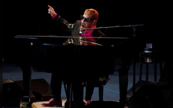 O músico britânico Elton John irá se aposentar de turnês, após quase 50 anos nos palcos, relatou o jornal Daily Mirror; o artista de 70 anos está deixando as estradas após uma última turnê mundial, segundo o jornal, que afirmou que o cantor fará um anúncio em breve
 