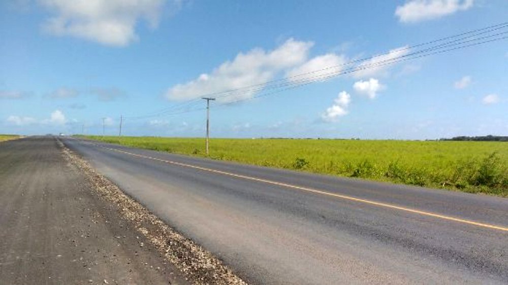 O primeiro trecho da duplicação da rodovia AL-220, que liga Maceió e Arapiraca, as duas cidades mais importantes, ganha forma e entra agora nas etapas finais de execução; com 18,3 quilômetros de extensão, a obra conta com 60% dos trabalhos totais concluídos e atividades realizadas ao longo de todo trecho, que compõe as ações do programa Pró-Estrada; junto com o primeiro trecho, as obras da rodovia contam ainda com mais duas etapas totalizando 81,7 quilômetros de duplicação