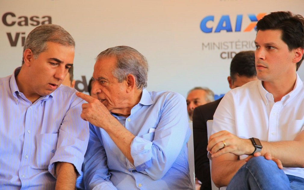 Prefeito de Goiânia e vice-governador mostraram entrosamento no evento de entrega de moradias na Capital, neste domingo; tudo começou quando o prefeito de Goiânia chamou Zé Eliton de “futuro governador”, para constrangimento do pré-candidato de seu partido ao governo, Daniel Vilela (PMDB); na sequência, Iris narrou conversa que acabara de ter com Zé Eliton no palco das autoridades. Segundo ele, Marconi já havia garantido R$ 35 milhões do programa Goiás na Frente para dar sequências às obras da Avenida Leste Oeste; “Pedi ao vice que seu futuro governo garantisse mais R$ 15 milhões”, afirmou, em tom descontraído
