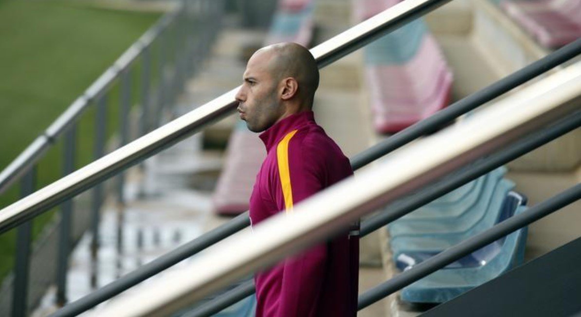 O Barcelona oficializou nesta terça-feira o plano de despedida do argentino Javier Mascherano, que deixa a equipe catalã após quase oito temporadas para seguir sua carreira na liga chinesa; ”Javier Mascherano deixa o FC Barcelona depois de oito temporadas (...) O ‘Jefecito’ somou 18 títulos em uma das épocas mais douradas do barcelonismo”, informou o clube em comunicado; “O argentino é o quarto estrangeiro com mais partidas defendendo a camisa do Barça, atrás de Leo Messi, Phillip Cocu e Dani Alves”, acrescentou