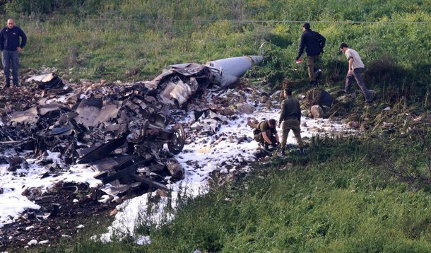 O governo de Israel lançou ataques pesados ​​na Síria neste sábado (10), afirmando que atingiu defesas aéreas e alvos iranianos; já o exército sírio disse ter derrubado um F-16 israelense; aliança militar que lutava em apoio ao presidente sírio Bashar al-Assad afirmou que essa “ação terrorista” de Israel seria recebida com uma “resposta grave e séria”; já um porta-voz militar israelense afirmou que Israel não buscou escalada na tensão na região, chamando sua ação de “esforço defensivo desencadeado por um ato de agressão iraniano”