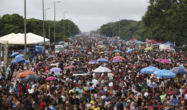 Até o dia 27 de fevereiro estão previstas cerca de 200 atividades em todo o DF; devem participar dos festejos cerca de 2,5 milhões de foliões; e o último dia de carnaval promete ser animado no Distrito Federal; nesta terça-feira (13) cerca de 20 blocos sairão às ruas; alegria nas ruas para quem ficou na capital federal e decidiu pular o carnaval; leia a programação