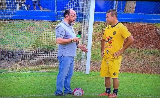 Experiente e já consagrado no futebol goiano, o atacante Nonato acaba de conseguir outro grande feito para sua longa carreira; foi dele um dos gols da vitória por 2 a 1 da Aparecidense sobre o Botafogo pela Copa do Brasil; o resultado eliminou o tradicional clube carioca e colocou o time de Aparecida de Goiânia no noticiário nacional; curtindo a boa fase, Nonato recebeu no estádio Annibal Batista Toledo o repórter Cid Ramos, da TBC, para um papo descontraído; Nonato disse que o gol contra o Botafogo e classificação para a próxima fase da Copa do Brasil representam um dos momentos mais gratificantes de sua carreira. "A gente sempre acreditou que poderia vencer o Botafogo"