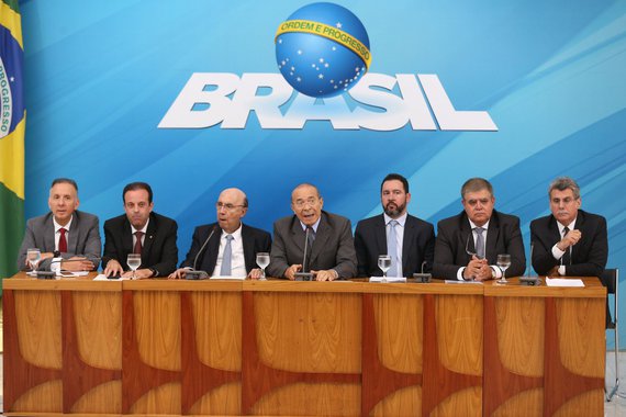 Depois que o governo jogou a toalha de que não irá entregar a reforma da Previdência, decepcionando o mercado, agora elencou 15 pontos considerados importantes para o país do ponto de vista fiscal e econômico; entre eles estão a venda da Eletrobrás, extinção do Fundo Soberano e autonomia do Banco Central, todas medidas defendidas pelos agentes econômicos que apoiaram a ascensão de Michel Temer no golpe de 2016