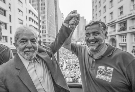 O ex-presidente Luiz Inácio Lula da Silva fez um discurso histórico nessa terça-feira, 23, em Porto Alegre, na véspera do julgamento do seu recurso pelo TRF-4; cerca de 70 mil pessoas participaram do ato; "Tiraram a Dilma e o PT do Governo e continuamos anestesiados. Agora estamos acordando!", disse Lula