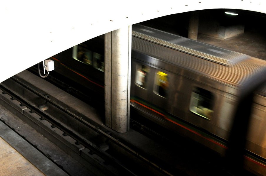 Ordem de serviço foi assinada nesta quinta-feira (15), pelo governador Rodrigo Rollemberg; será preciso concluir a plataforma, paralisada desde a década de 1990, e construir passagem para pedestres, além de acessos em superfície