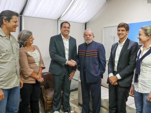 O ex-presidente Luiz Inácio Lula da Silva recebeu nesta quinta-feira (15) a visita do governador de Pernambuco, Paulo Câmara, de Renata Campos e João Campos, esposa e filho de Eduardo Campos; eles conversaram sobre o cenário político brasileiro e a criação de uma frente para discutir pontos em comum para a superação da atual crise política pela qual passa o Brasil