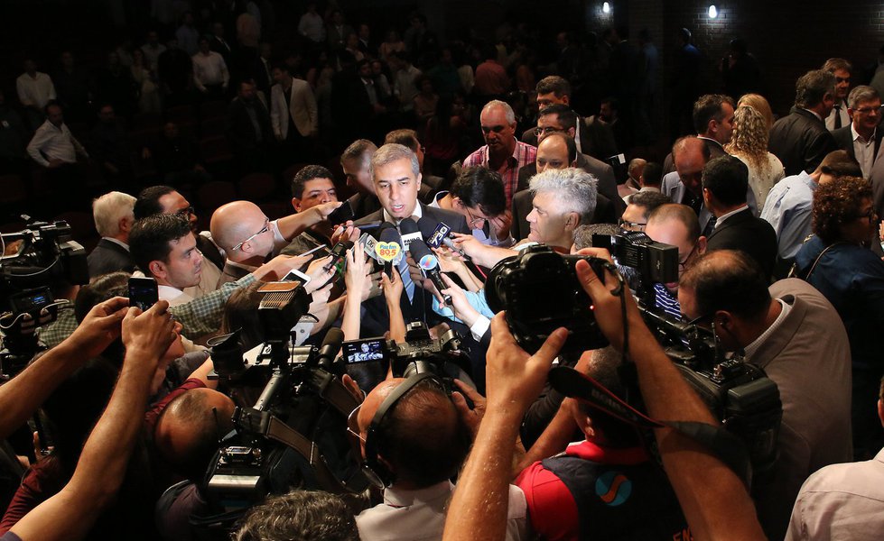 “Temos dialogado muito com os partidos da base e com aqueles que estão vindo”, afirma o vice-governador Zé Eliton, pré-candidato PSDB ao governo; Eliton lembra que a aliança foi de 16 partidos em 2014 e que a expectativa é de ampliar esse grupo; “Ninguém governa sozinho”; “Fico feliz em participar de uma base que tem tantos nomes qualificados”, diz o vice-governador; “Triste é ser candidato sem nenhum nome para a vice e ter que sair laçando alguém para compor a chapa”, afirma, numa referência o pré-candidato do DEM ao governo, Ronaldo Caiado