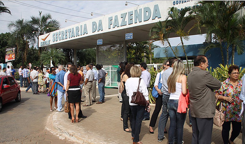 Balanço realizado pela Secretaria da Fazenda revela que, apesar da crise, em Goiás aumentou o número de empresas abertas com opção pelo regime do Simples Nacional; no final de 2017 foram registradas a abertura de 9.446 mil empresas enquadradas diretamente no regime especial, o que representou crescimento de 18,8% em relação a 2016, que contabilizou 7.951 mil; atualmente 83,6 mil empresas estão enquadradas nessa opção em Goiás