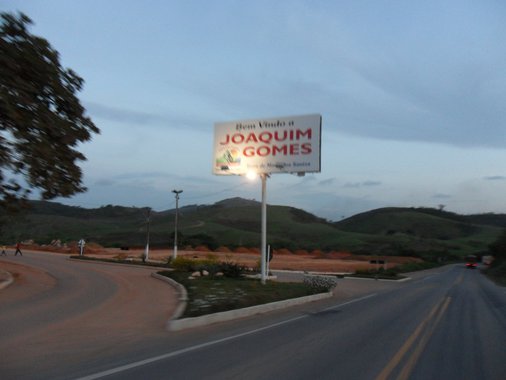 A música da funkeira Jojo Maronttinni está proibida de ser tocada durante o Carnaval da cidade de Joaquim Gomes, em Alagoas, inclusive nos blocos de rua e nos locais onde ocorra a folia; decisão foi tomada por uma omissão formada pela PM, Prefeitura e  dirigentes dos blocos; outras músicas alusivas a violência e a desvalorização da mulher também estão proibidas