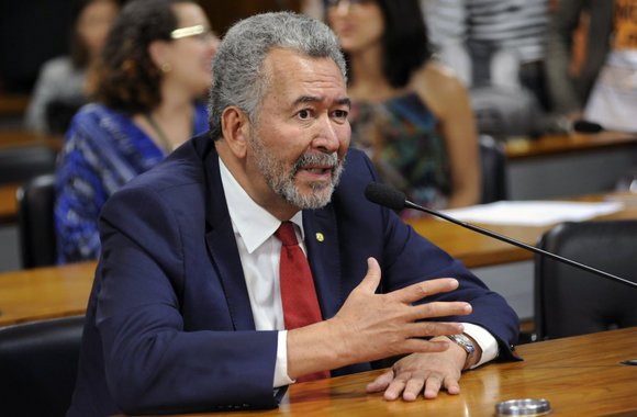 Para o deputado federal Paulão PT-AL), a política de reajustes da gasolina, álcool e diesel no País significam um ataque desenfreado à economia popular; segundo ele, a parte mais atingida é a população mais pobre, considerando que os aumentos dos combustíveis, seguido do gás de cozinha, têm reflexos diretos na economia doméstica; “Exatamente na hora da feira a dona de casa sente o drama no bolso, uma vez que grande parte do comércio repassa os custos para os gêneros de primeira necessidade. Portanto, numa situação assim não há orçamento doméstico nenhum que suporte”, disse Paulão