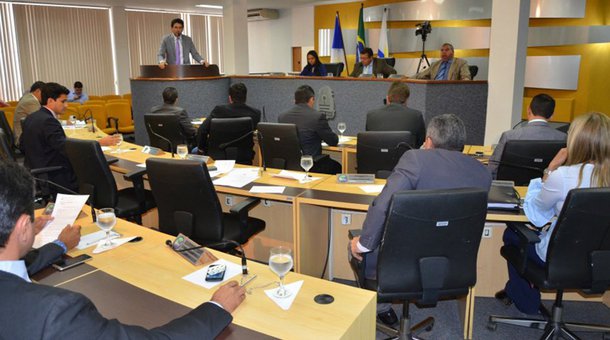A Câmara de Palmas aprovou a proposta de modificação do projeto que dispõe sobre as diretrizes orçamentárias para o exercício financeiro de 2018; as estimativas de receitas para este ano correspondem a mais de R$ 1,32 bilhão, de acordo com o PL, de autoria do Executivo; a Emenda Impositiva ao Orçamento, que previa emendas parlamentares até o limite de 1,2% da Receita Corrente Líquida do ano anterior, foi rejeitada pela maioria dos parlamentares
