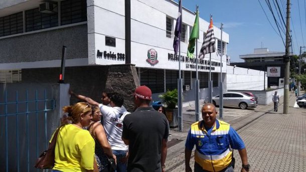 Em ocupação da fábrica Barontini, em São Caetano do Sul, na manhã desta terça-feira, 28, o presidente do Sindicato dos Trabalhadores das Indústrias de Carnes, Derivados e do Frio do Estado de São Paulo, Julio Marcelino, militante do PCO, foi detido pela polícia; trabalhadores estão sem receber salários e 13º desde dezembro de 2017. Os patrões decretaram falência para não pagar os atrasados aos trabalhadores