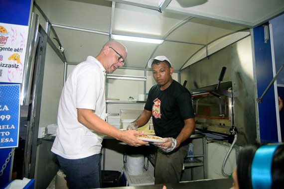Se na avenida a folia rola solta, às margens da Avenida Beira-Mar a concentração de centenas de barraquinhas e food trucks faz a alegria dos foliões e dos pequenos empresários; o otimismo de ambulantes e microempresários com os cinco dias de festa é a prova de que nem só de folia vive o Carnaval. Além de divertida, a festa impulsiona a economia e gera trabalho e renda para muitos trabalhadores