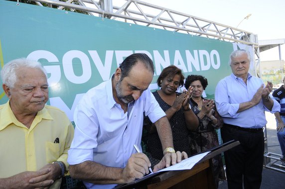 Durante evento na Câmara Municipal, região Centro-Sul de Belo Horizonte, filiados do PHS falaram que o prefeito Alexandre Kalil (PHS) seria o próximo chefe do Executivo; porém, minutos depois, Kalil afirmou, rapidamente, que é um homem de compromisso; “Eu tenho vários defeitos. Todo mundo conhece todos os meus grandes defeitos. Eu tento, todo dia, diminui-los. Mas eu tenho algumas qualidades, e uma é muito forte: eu quero falar que sou um homem de compromisso e palavra”, disse ele