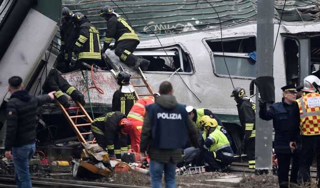Trem descarrilou perto da capital financeira da Itália, Milão, deixando entre três e cinco mortos, disse uma autoridade do corpo de bombeiros da cidade; companhia ferroviária estatal Ferrovie dello Stato informou que um trem regional, operado pela Trenord, descarrilou na estação Pioltello Limito, a cerca de 40 quilômetros de Milão