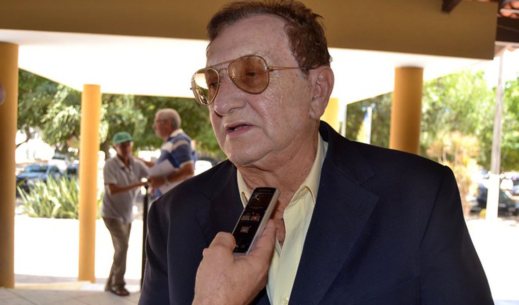 prefeito de Parnaíba, Mão Santa, armou o maior barraco numa solenidade de inauguração de um sistema de abastecimento de água do governo do estado na comunidade Olho D'água; poucos minutos antes do governador Wellington Dias e sua comitiva chegar no lugar da inauguração, Mão Santa chegou antes e arrancou as fitas da inauguração, tentou arrancar as placas, xingou o pessoal do cerimonial do governo com palavrões e ficou gritando que aquela obra não podia ser inaugurada porque era ideia dele; quem viu a cena ficou horrorizada com a loucura do prefeito