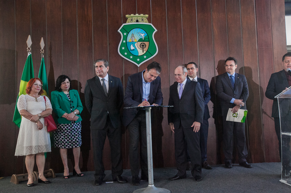 Com a implantação da Vara de Delitos de Organizações Criminosas, crimes definidos na legislação federal que trata de violações de grupos criminosos terão processo e julgamentos exclusivos. Unidade funcionará no Fórum Clóvis Beviláqua. “Vamos dar celeridade e mais discrição àqueles que vão tomar decisões em relação ao crime organizado no Ceará. Não tenho dúvidas de que isso dará mais contribuição ao combate a esse crime”, destacou o governador Camilo Santana (PT). Outra medida adotada é a criação de grupo da Polícia Federal especializado nesse segmento 
