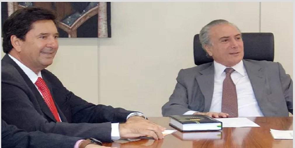 O ex-governador e ex-prefeito de Aparecida Maguito Vilela (MDB), pai do pré-candidato a governador Daniel Vilela (MDB), aproveitou a visita de Michel Temer (MDB) a Goiás na terça-feira para pedir a ele que pressione o resto do partido no Estado a apoiar a postulação do filho dele; Maguito disse a Temer que os prefeitos de Goiânia, Iris Rezende; de Catalão, Adib Elias; de Rio Verde, Paulo do Vale; de Formosa, Ernesto Roller; e o deputado estadual José Nelto conspiram noite e dia para desgastar Daniel e entregar a legenda para o senador Ronaldo Caiado (DEM)