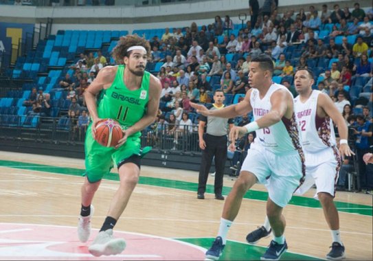 O Ginásio Goiânia Arena, na capital goiana, foi confirmado hoje (24) como palco de dois jogos da seleção brasileira de basquete; as partidas fazem parte das eliminatórias para a Copa do Mundo de basquete, que será em 2019, na China; a confirmação foi realizada Gerente de Eventos da Confederação Brasileira de Basquete (CBB), Jaqueline Barros e pela Coordenadora Técnica da CBB, Soraya Nobre; o primeiro confronto será no dia 22 de fevereiro, às 19 horas, contra a Colômbia e o segundo será no dia 25 de fevereiro, às 20 horas, contra o Chile