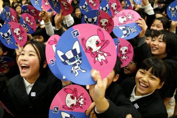 O Japão tem dois novos mascotes para amar, agora que dois personagens com visual futurista, orelhas pontudas e estampas quadriculadas foram revelados nesta quarta-feira para promover as Olimpíadas e Paralimpíadas de 2020; escolhidos por estudantes de todo o país, o personagem azul, ainda sem nome, será o mascote da Olimpíada e a versão rosada, inspirada em flores de cerejeira, da Paralimpíada