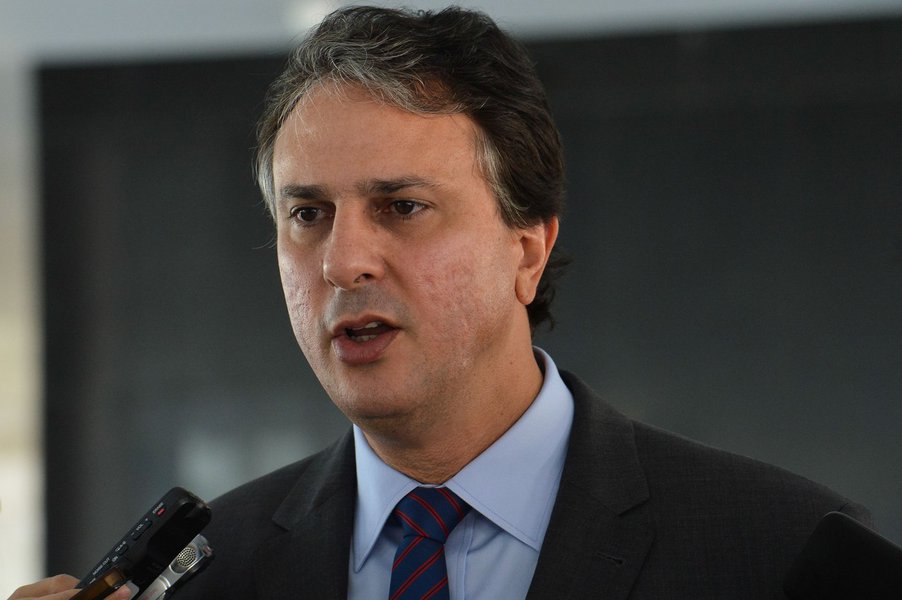 O governador Camilo Santana anuncia, agora pela manhã, investimentos do Governo Federal para o Programa Ceará Veloz, com a presença do ministro das Cidades, Alexandre Baldy. O programa Ceará Veloz tem  como objetivo desenvolver uma série de ações para acelerar o crescimento da economia cearense, desburocratizando processos e estimulando investimentos
 