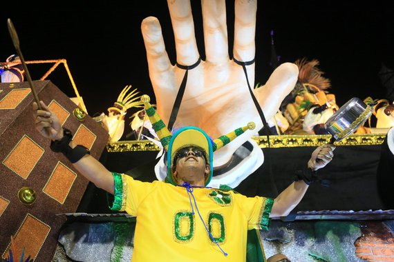 A Paraíso do Tuiuti, que denunciou o golpe ao mundo em seu desfile na Sapucaí, ficou atrás da campeã, Beija-Flor, que fez o discurso da Lava Jato e da Globo, mas virou campeã do povo; é o que aponta uma hashtag que já está entre os assuntos mais comentados no Twitter mundial logo após a divulgação do resultado