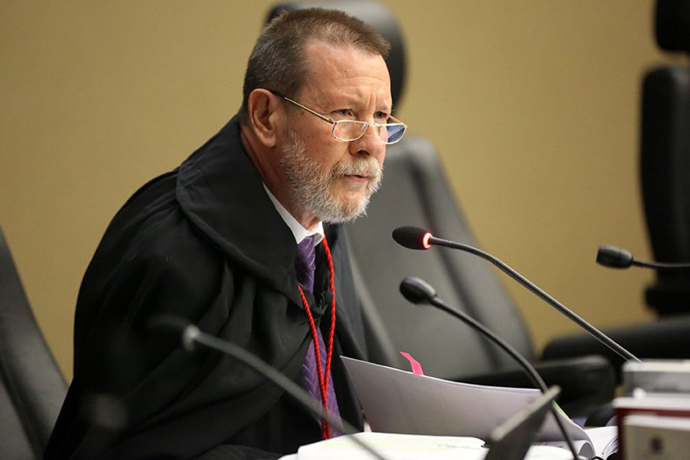 O corregedor-geral de Justiça, desembargador Paulo Lima, oficializou o seu pedido de afastamento do cargo à frente da Corregedoria Geral de Justiça (CGJ) do Tribunal de Justiça de Alagoas (TJ-AL); ele, que teria mais 1 ano de mandato, alegou questões de foro íntimo; entretanto, circula a informação de que Paulo Lima teria entrado em rota de colisão com o presidente do Poder Judiciário, desembargador Otávio Praxedes
 