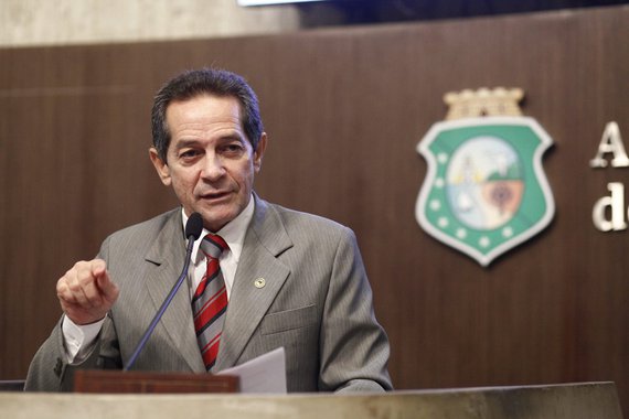 O deputado estadual Heitor Férrer (PSB) fez duras críticas ao corte de recursos repassados pelo Governo Federal para o Ceará, aprovado ontem pelo Congresso Nacional. Segundo o parlamentar, apenas na segurança pública a perda é de R$ 18 milhões, em um momento crítico que o Estado atravessa na área. “Cortar recursos da segurança pública no auge da crise é banalizar a violência que estamos vivenciando, além de ser uma contradição flagrante ao envio de força-tarefa Federal para atuar no combate ao crime organizado aqui”, enfatizou, em pronunciamento nesta quarta-feira (21) na Assembleia Legislativa