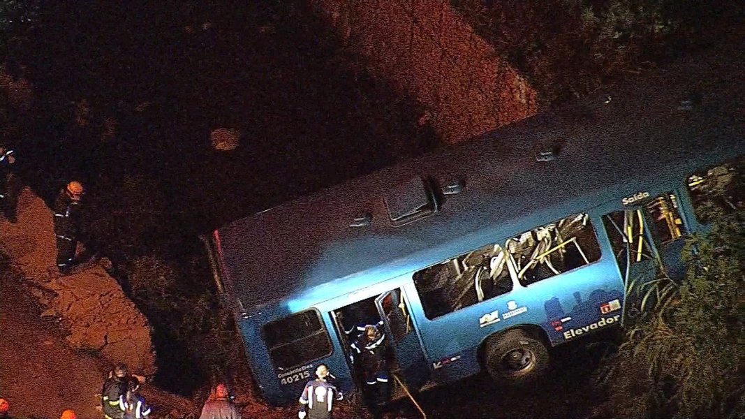 O acidente com um ônibus da linha 305 (Estação Diamante/Mangueiras) na região do Barreiro, com a morte de cinco pessoas e 18 feridos, monopolizou os debates na Câmara Municipal de Belo Horizonte; foram apresentados dois requerimentos para instaurar uma Comissão Parlamentar de Inquérito (CPI) na Casa para investigar supostas irregularidades na Empresa de Transporte e Trânsito de Belo Horizonte (BHTrans)