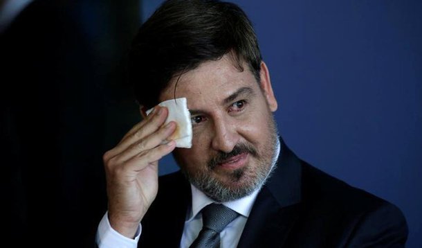 O diretor-geral da PF atribuiu à imprensa a responsabilidade de expor investigados que, eventualmente, não tenham cometido crime, diz a jornalista Lilian Taha; segundo o diretor-gera da PF, Fernando Segovia, "a polícia, quando chega nas conclusões a que chega – e, de repente, não a uma que a imprensa goste, ou quando alguns setores da sociedade acham que aquela conclusão não foi a mais adequada –, ela [a imprensa] vem e ataca, dizendo que a polícia está protegendo fulano de tal ou ajudando o governo tal. Não é ajudando"