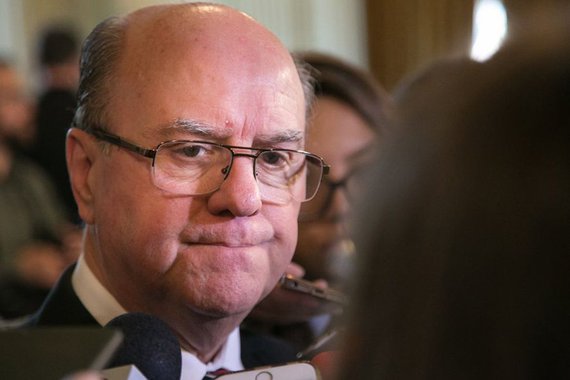 A juíza de direito Sonáli da Cruz Zluhan, da Vara de Execuções Criminais, determinou que o secretário de Segurança Pública do Rio Grande do Sul, Cezar Schirmer (PMDB), seja conduzido coercitivamente em razão da reiterada desobediência de uma decisão judicial, para a desocupação dos Centros de Triagem da Cadeia Pública de Porto Alegre, o antigo Presídio Central; ela ainda determinou o bloqueio de conta pessoal do secretário em razão da aplicação de uma multa de R$ 5 mil