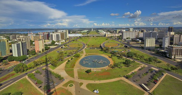 A capital da República está caindo aos pedaços, nos sentidos comum e figurado. A queda de Brasília reflete a própria decadência do país que ela representa