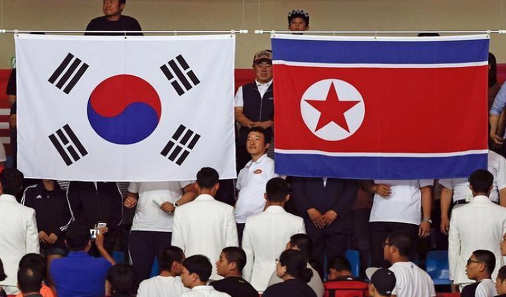 Delegação de autoridades e jogadoras de hóquei no gelo norte-coreanas cruzaram a fortemente protegida fronteira com a Coreia do Sul, , para iniciar treinamento olímpico conjunto, à medida que Pyongyang pediu para todos os coreanos buscarem a unificação das duas nações; mais cedo, a Coreia do Norte fez um raro anúncio destinado a "todos os coreanos em casa e no exterior", dizendo que eles devem fazer um "avanço" para a unificação sem a ajuda de outros países