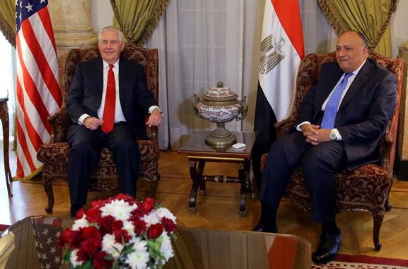 O secretário de Estado dos Estados Unidos, Rex Tillerson, disse que seu país apoia o Egito em sua luta contra o Estado Islâmico, mas reiterou que Washington defende eleições livres e justas no país árabe; Tillerson ainda afirmou que os EUA continuam comprometidos em buscar uma paz duradoura entre Israel e os palestinos, apesar da decisão do presidente norte-americano, Donald Trump, de reconhecer Jerusalém como capital de Israel