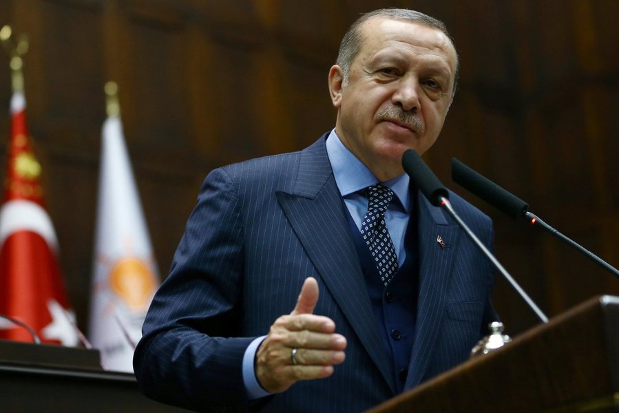 O presidente turco, Recep Tayyip Erdogan, declarou que os EUA devem sair da cidade síria de Manbij, na província de Aleppo, em meio aos planos de Ancara de devolver a cidade a "seus verdadeiros donos"; além do mais, o líder turco acredita que Washington faça "cálculos contra a Turquia, Irã e talvez também contra a Rússia" na Síria, declarando que a presença militar dos EUA na região era direcionada contra os países mencionados depois da derrota do Daesh (organização terrorista proibida na Rússia)