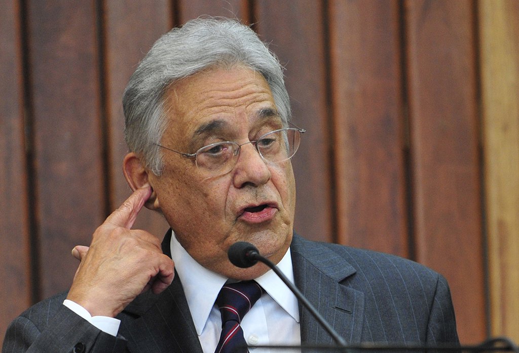 "Não posso deixar de sentir certa piedade de Fernando Henrique Cardoso, a quem o escurecer da vida não ensinou a discrição", diz Fernando Brito, editor do Tijolaço; "Porque, afinal, tudo o que tem feito na política é vestir camisetas destas que chamam "mamãe, sou forte" e exibir sua flacidez moral e intelectual em praça pública ao promover a candidatura Luciano Huck e dizer que ela 'seria boa para o Brasil', para 'arejar' e 'botar em perigo a política tradicional'"