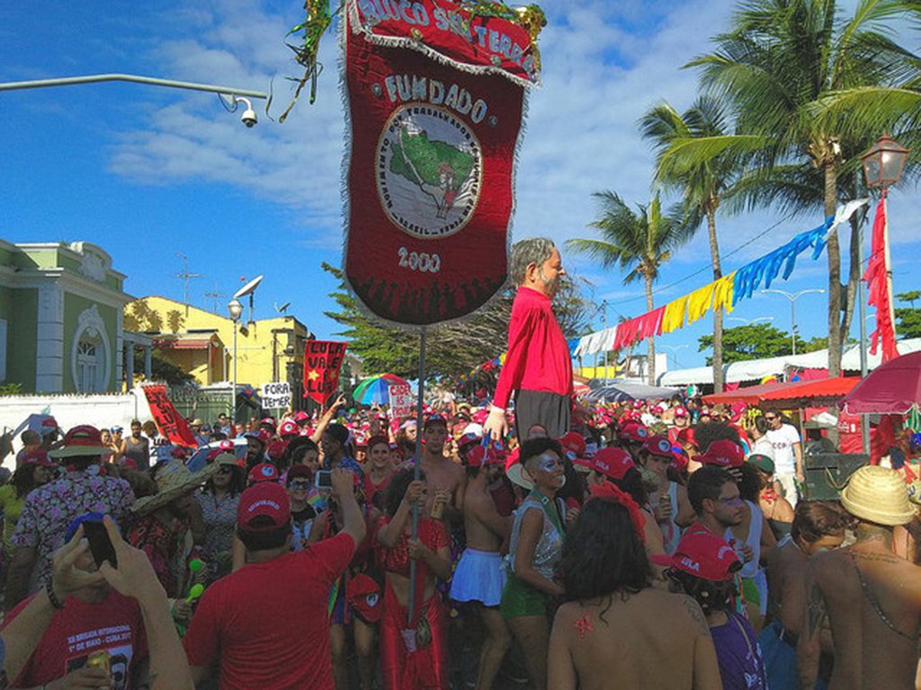 Esse ano o tema foi  “Lula Guerreiro do Povo Brasileiro” pelas ladeiras de Olinda (PE); ao lado dos já conhecidos bonecos gigantes de Che Guevara e Hugo Chávez, o boneco do ex-presidente ganhou a simpatia dos foliões e dos que assistiam o bloco; “Lula é efetivamente a liderança que tem condições de construir no ano de 2018 a luta contra o golpe, por isso estamos esse ano defendendo a democracia e o direito de Lula ser candidato”, afirma Jaime Amorim, dirigente do movimento