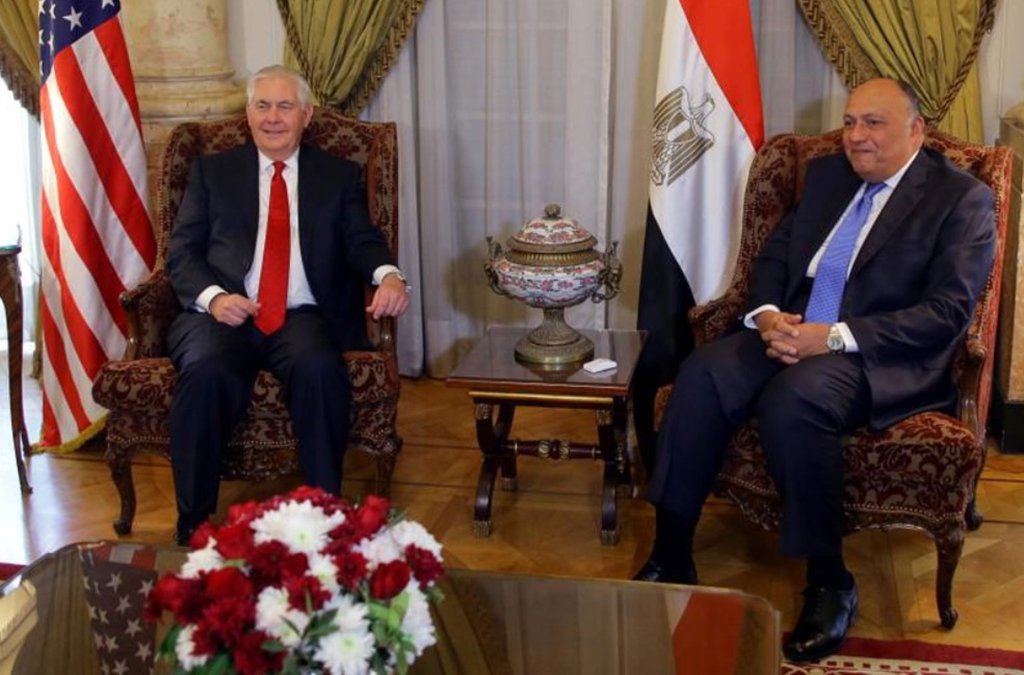 O secretário de Estado dos Estados Unidos, Rex Tillerson, disse que seu país apoia o Egito em sua luta contra o Estado Islâmico, mas reiterou que Washington defende eleições livres e justas no país árabe; Tillerson ainda afirmou que os EUA continuam comprometidos em buscar uma paz duradoura entre Israel e os palestinos, apesar da decisão do presidente norte-americano, Donald Trump, de reconhecer Jerusalém como capital de Israel