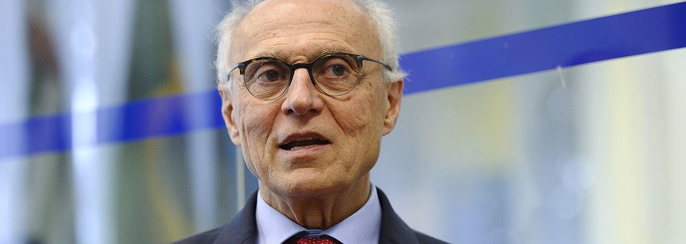 O vereador de São Paulo Eduardo Suplicy (PT), ex-senador e ex-deputado federal, criticou no Twitter o pedido de apreensão do passaporte do Lula feito pelo juiz substituto Ricardo Augusto Soares Leite, da 10ª Vara Federal em Brasília; de acordo com o parlamentar, o pedido foi "arbitrário"; "De forma acintosa e persecutória, o juiz Ricardo Leite determinou que o passaporte de Lula fosse apreendido", disse