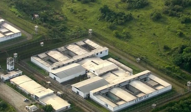 rebelião na Penitenciária Milton Dias Moreira, em Japeri, foi controlada e os reféns foram liberados depois de negociações comandados pela Secretaria de Administração Penitenciária (Seap); de acordo com a Seap, ao todo 18 pessoas chegaram a ficar reféns dos presidiários, sendo oito agentes da secretaria e dez detentos; durante a ação contra a rebelião foram apreendidos um revólver, duas pistolas e uma granada de efeito moral. O incidente será investigado pela própria Seap, segundo nota divulgada pela instituição