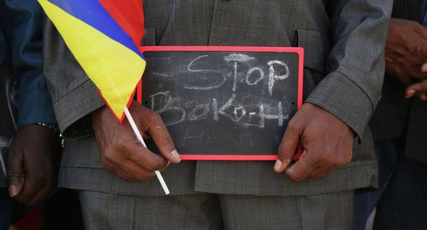 Um grupo de 13 pessoas raptadas por supostos membros do Boko Haram foi libertado neste sábado após uma grande negociação entre autoridades e representantes da organização terrorista, segundo informou o governo nigeriano; "Três professores da Universidade de Maiduguri (UNIMAID) sequestrados por supostos terroristas do Boko Haram em Magumeri, estado de Borno, e 10 mulheres raptadas em um ataque do grupo militante contra um comboio militar/policial na estrada de Damboa, perto de Maiduguri, foram libertados", disse o escritório da presidência