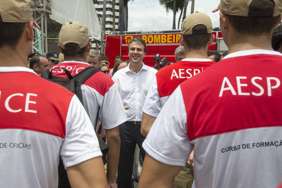 O Governo do Ceará iniciou a convocação da 2ª turma de aprovados no concurso para ingresso no quadro de oficias e praças do Corpo de Bombeiros Militar do Ceará. Neste momento estão sendo convocados os candidatos considerados aptos na inspeção de saúde da 1ª turma do concurso de 2013, mas que a época não foram convocados para matrícula no Curso de Formação. O anúncio da contratação de 275 novos profissionais – 245 soldados e 30 oficiais – foi feito pelo governador Camilo Santana (PT) em dezembro