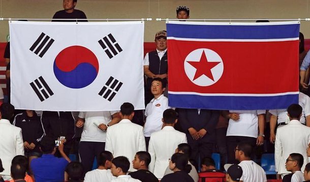 Delegação de autoridades e jogadoras de hóquei no gelo norte-coreanas cruzaram a fortemente protegida fronteira com a Coreia do Sul, , para iniciar treinamento olímpico conjunto, à medida que Pyongyang pediu para todos os coreanos buscarem a unificação das duas nações; mais cedo, a Coreia do Norte fez um raro anúncio destinado a "todos os coreanos em casa e no exterior", dizendo que eles devem fazer um "avanço" para a unificação sem a ajuda de outros países