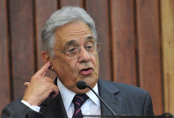 "Não posso deixar de sentir certa piedade de Fernando Henrique Cardoso, a quem o escurecer da vida não ensinou a discrição", diz Fernando Brito, editor do Tijolaço; "Porque, afinal, tudo o que tem feito na política é vestir camisetas destas que chamam "mamãe, sou forte" e exibir sua flacidez moral e intelectual em praça pública ao promover a candidatura Luciano Huck e dizer que ela 'seria boa para o Brasil', para 'arejar' e 'botar em perigo a política tradicional'"