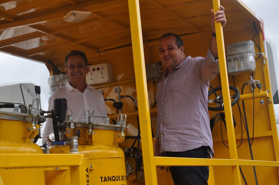 Governo de Goiás, por meio do Detran-GO, adquiriu três caminhões de pintura viária para intensificar os trabalhos do Goiás Sinalizado, que leva sinalização aos municípios goianos; foram investidos R$ 1,9 milhão na aquisição e adaptação dos três veículos; com o reforço, a autarquia passa a contar com seis unidades de sinalização e poderá atender inicialmente 68 municípios; outras 85 cidades serão contempladas em um segundo momento, totalizando 153 comunidades atendidas em 2018; segundo o presidente do Detran-GO, Manoel Xavier, a meta é intensificar os trabalhos até o final do ano, implantando sinalização de qualidade de forma a contribuir para a segurança e fluidez do trânsito