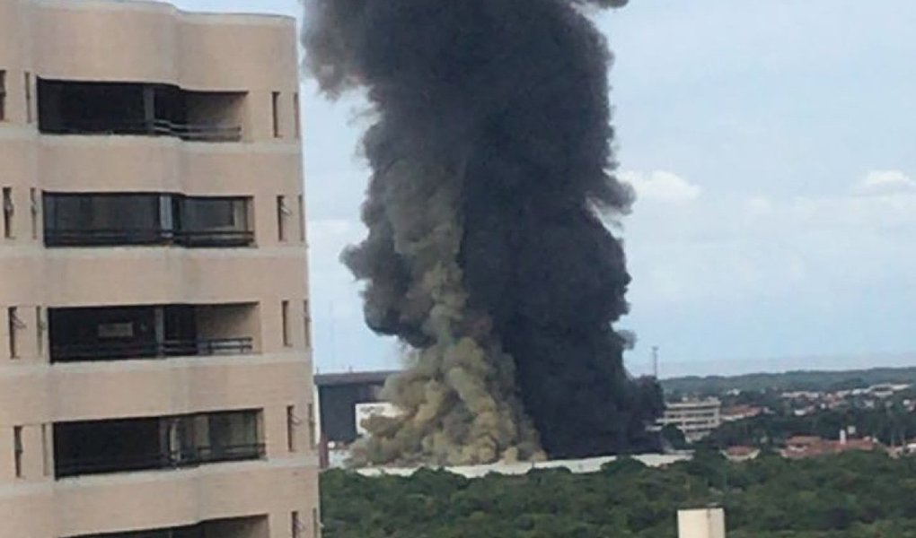 Um incêndio de grandes proporções está acontecendo neste momento no Centro de Distribuição dos Correios na Oliveira Paiva. Cerca de 4 viaturas dos Bombeiros estão no local. Não há informação de feridos; incêndio aconteceu em um galpão de triagem de objetos postais (cartas e encomendas como Sedex e PAC)