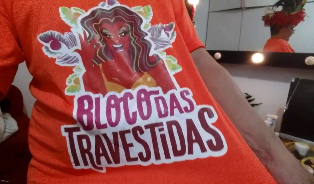 A programação do primeiro dia de carnaval de Fortaleza está repleta de atrações em diferentes pontos da cidade; são nove polos ao todo, cada um com uma programação diferente durante todo o dia; à noite começa o desfile dos maracatus na Avenida Domingos Olímpio, e o aterrinho da Praia de Iracema recebe o Bloco das Travestidas – formado por travestis e transformistas sob o comando de Gisele Almodóvar (Silvero Pereira) e Mulher Barbada (Rodrigo Ferrera) – e a cantora baiana Margareth Menezes